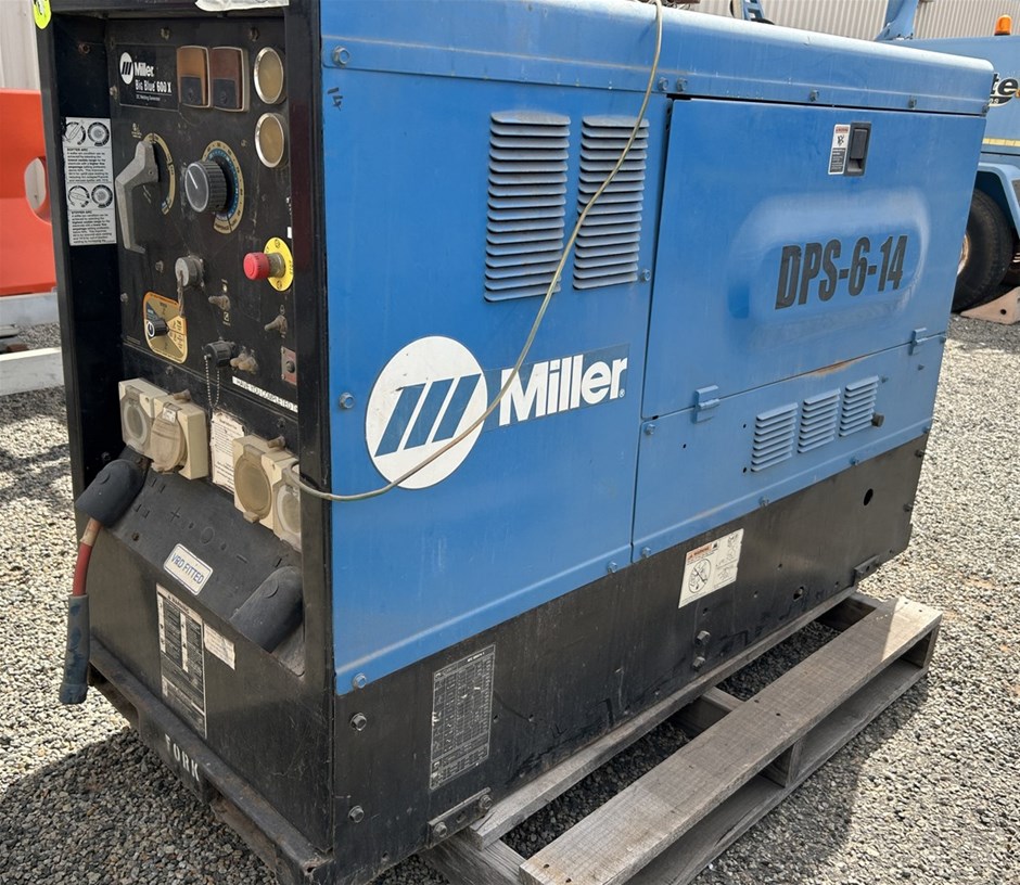 <p>Miller Big Blue 600X Welder</p>