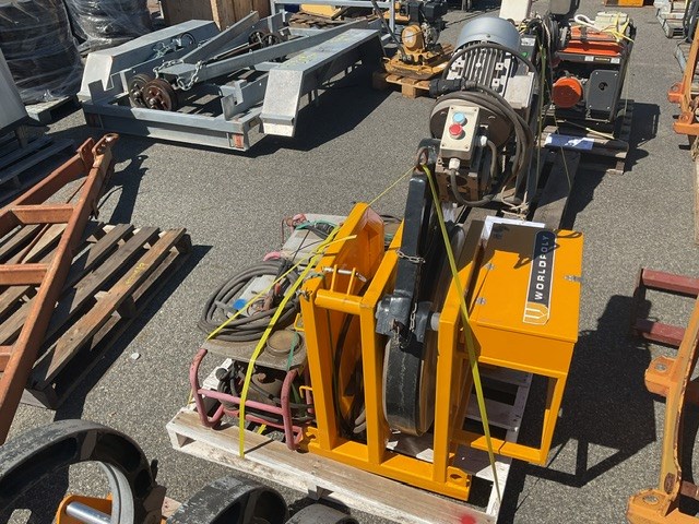 <p>Worldpoly Facer and Two Power Packs </p>