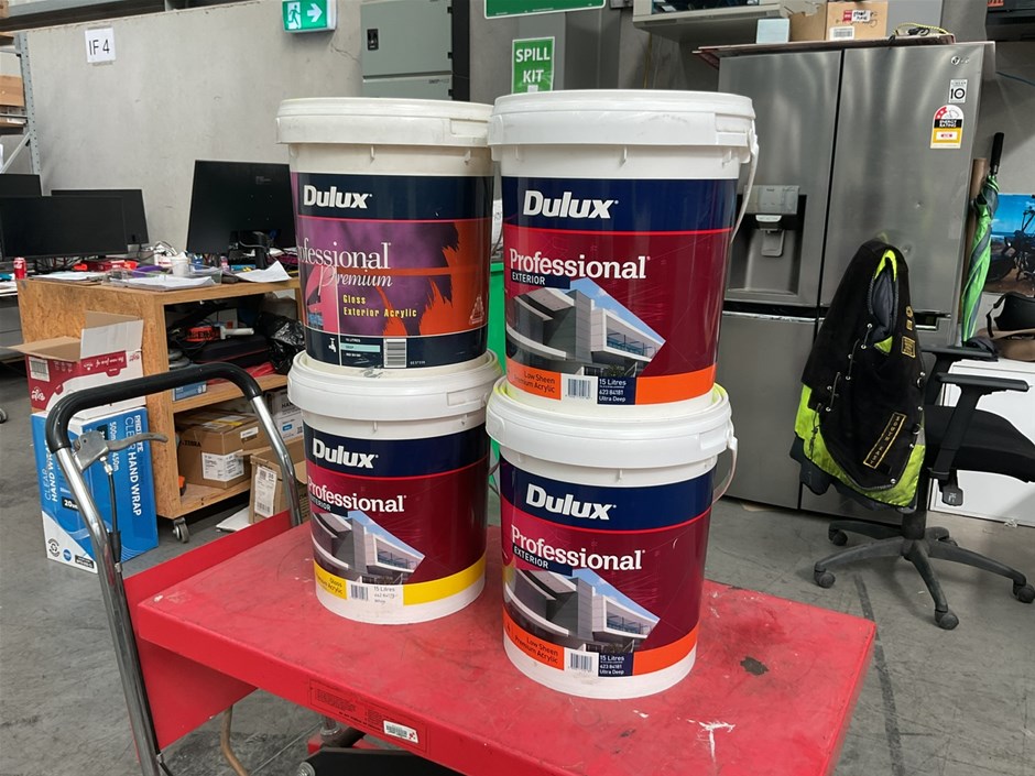 <p>15L Assorted Dulux Paint x 4</p>