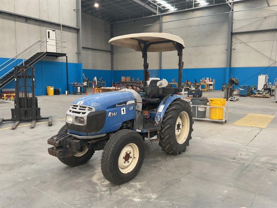 LS MTRON R361 Tractor