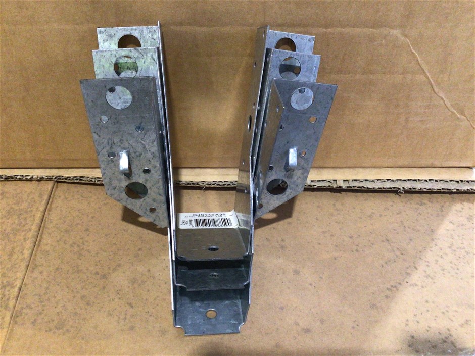 <p>Large Qty of Unused Dunnings Galvanised Joist Support Brackets</p>