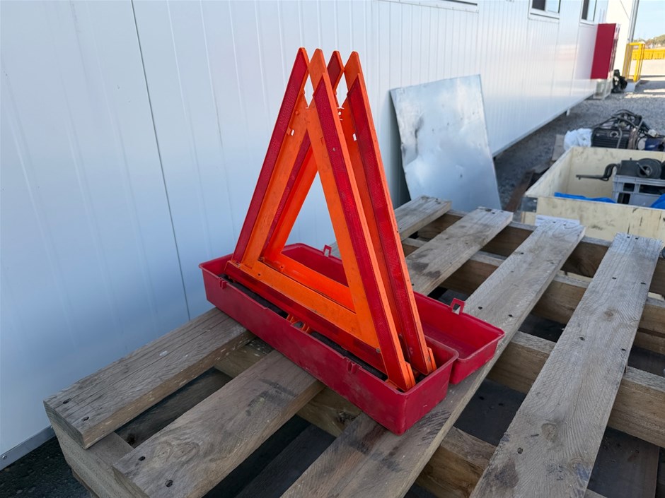 <p>Warning Triangle Flare Kit</p>
