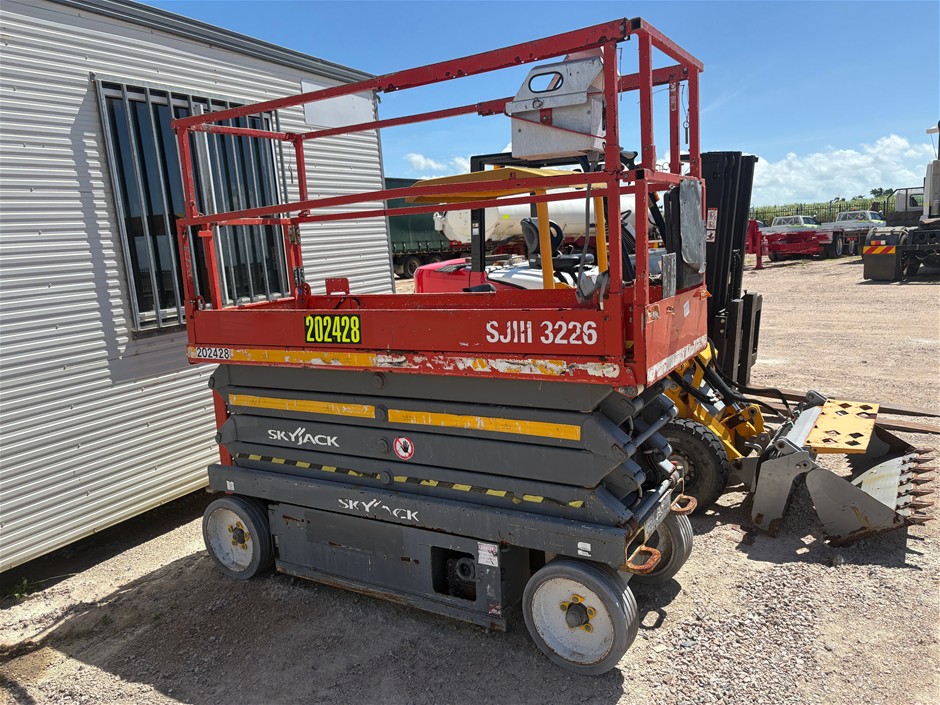 2015 SKYJACK SJIII3226 Scissor Lift - 26ft (7.9m) - Electri