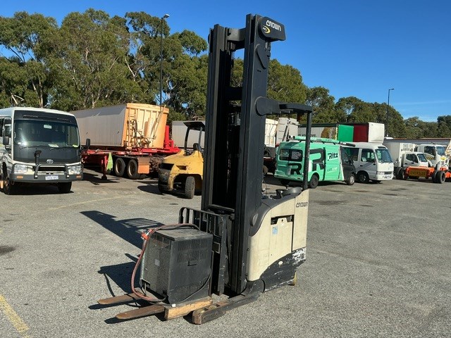 <p>Crown S200 Reach Forklift</p>