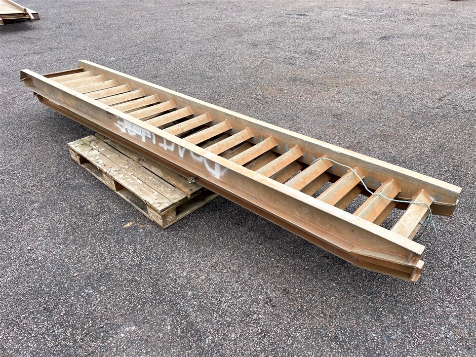 <p>SureWeld Aluminum Loading Ramps (Damaged) </p>
