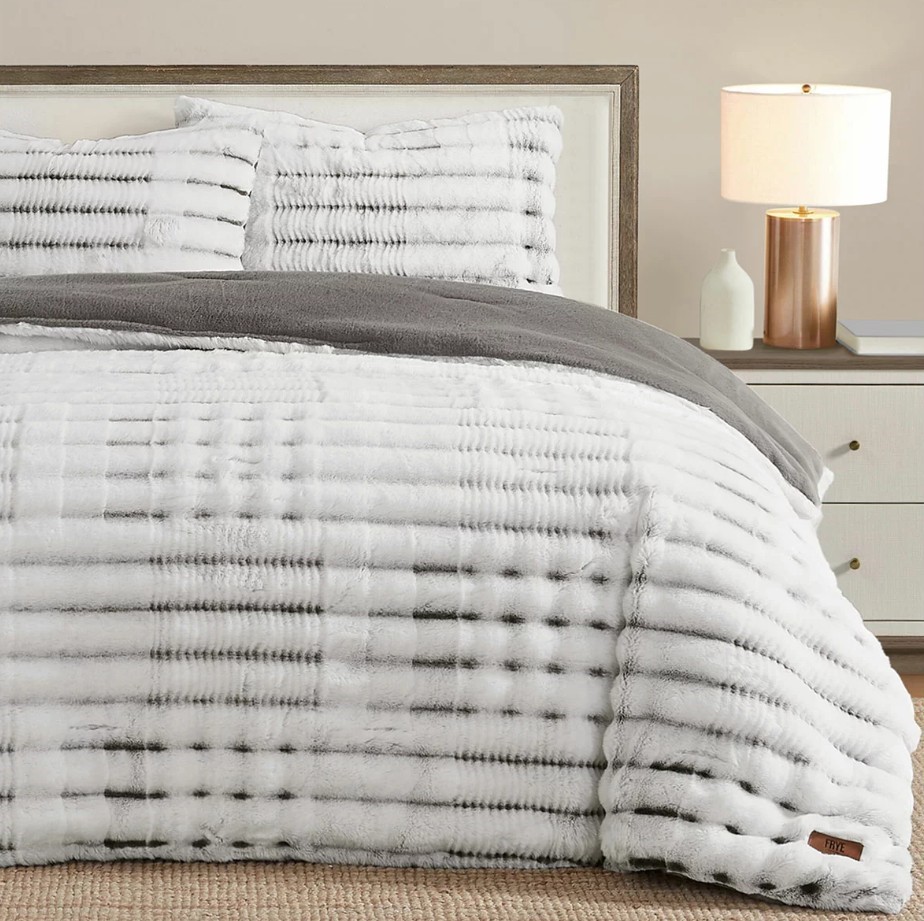 FRYE CHANNEL 3-Piece Comforter Set, King, Grey. N.B: 1 x pillow case missin