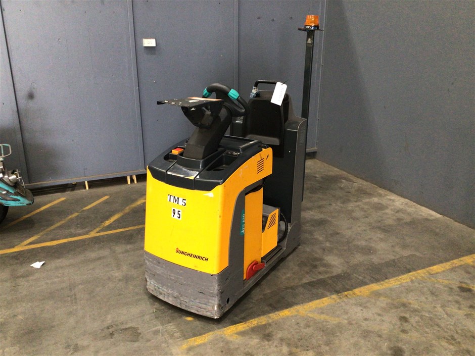 Electric Tow Tractor