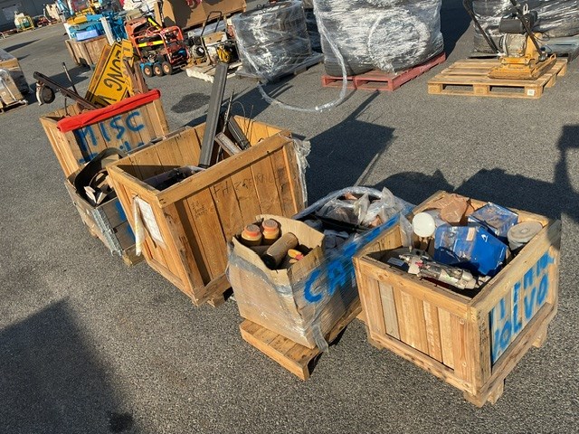 <p>5 x Crates of Heavy Vehicle Parts </p>