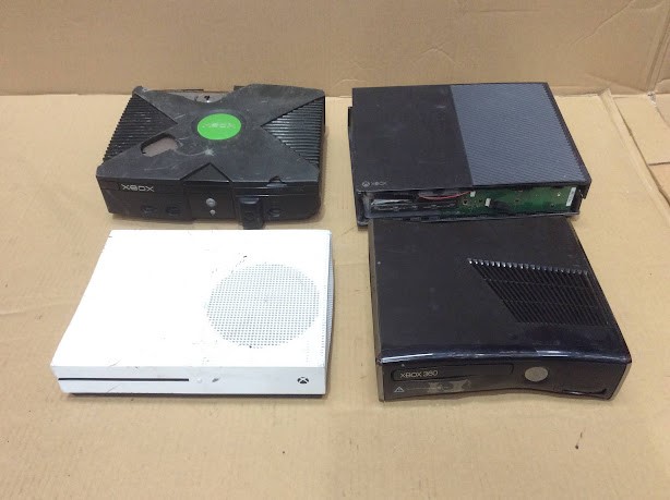 Microsoft Xbox One 1540&Xbox One S 1681&Xbox 360 S 1439 Mixed Model Console