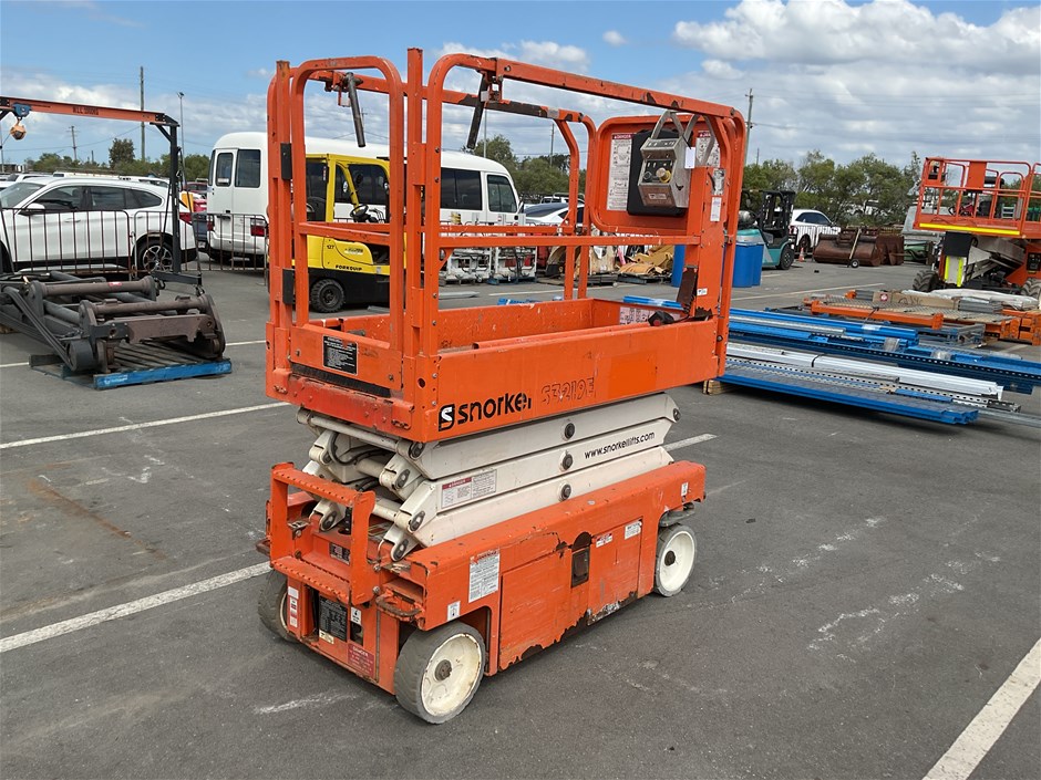 <p>2017 Snorkel S3219E Scissor Lift</p>