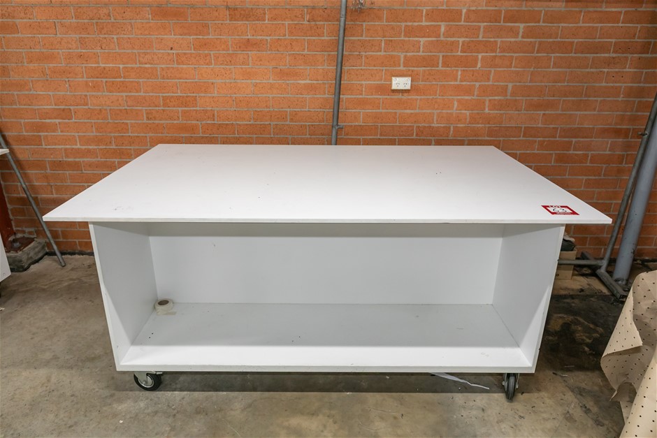 Mobile Fabric Work Bench with Shelf