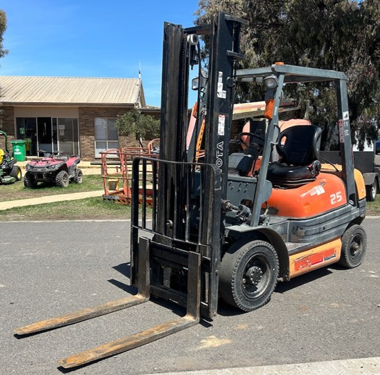 Est. 1995 to 1999 Toyota 42-6FG25 4 Wheel Counterbalance Forklift