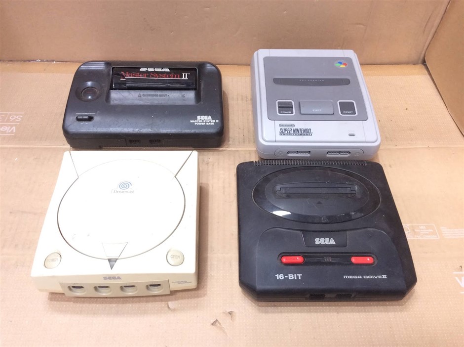 Nintendo SNSP-001A Super NES Console + SEGA Mega Drive II Console