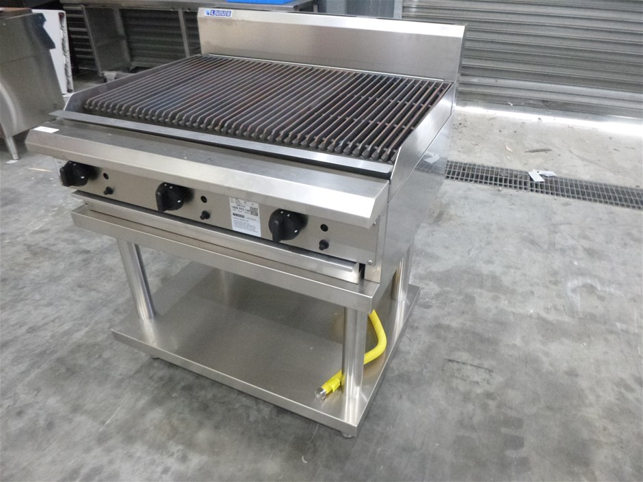 Luus CS-9C Stainless Steel Freestanding Gas 900mm Chargrill