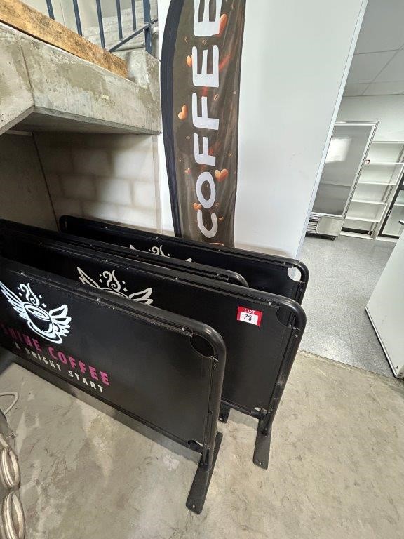 4 x CAFÉ Free Standing PVC/Metal Barricades & 2 x Banner Flags