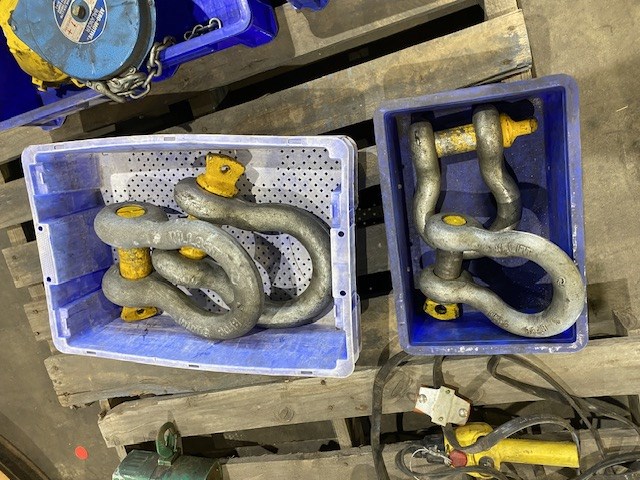<p>Qty of 4 Large Rigging D Shackles </p>