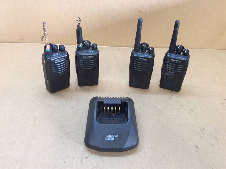 Kenwood KSC-25 Rapid Charger With Kenwood Two-Way Radios (Lot of 5)
