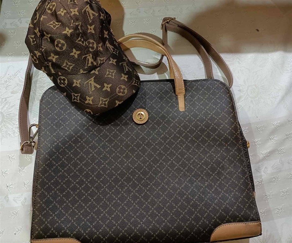 La Tour Eiffel Bag 1887 As New with Cap. Others