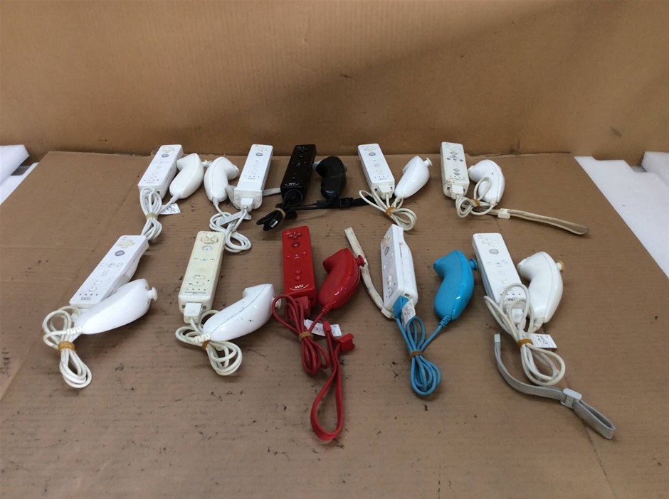 Nintendo Wii Remote Controllers with Nunchuks (Lot of 10)