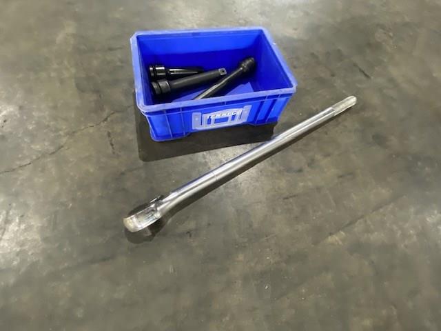 <p>Torque Wrench with 4 Socket Extensions</p>