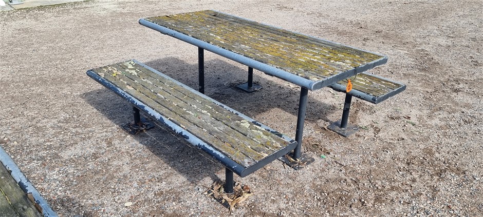 PICNIC TABLE SET 02