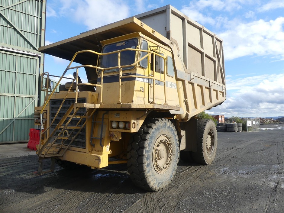 <B>Komatsu HD325-5 Articulated Dump Truck (Bin not included)</B>