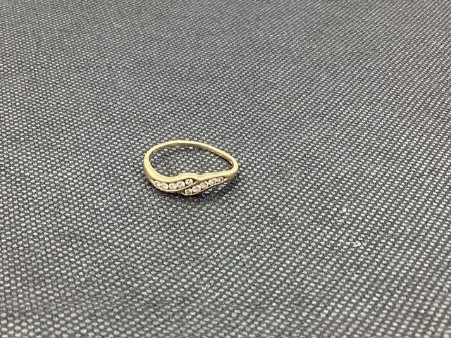 1 x Stamped 9ct Yellow Gold, 10 Imitation Diamond Band Ring