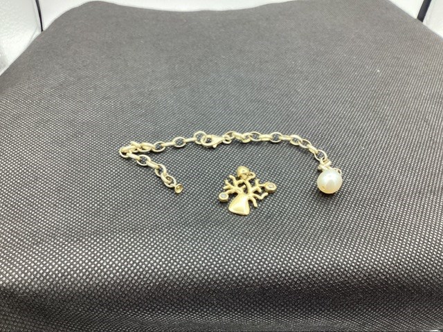 1 x Stamped 18ct Yellow Gold, 2 Diamond Pendant. Stamped JPJ