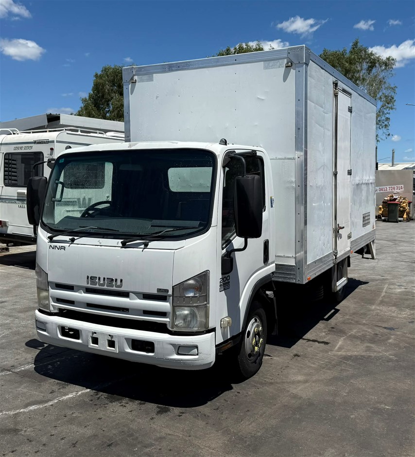 <p>2007 Isuzu Truck NRR</p>