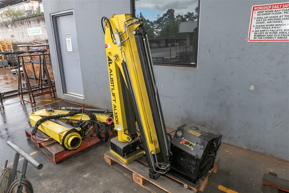 <B>2018 Auslift AL330R Hydraulic Tray Mount Truck Crane</B>