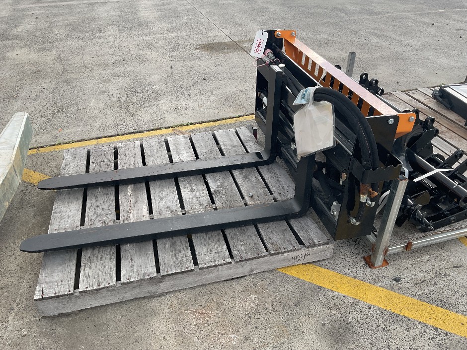 Unused 2025 WOOLVERINE PFA-11-3300G Pallet Fork Hydraulic Adjustable Att
