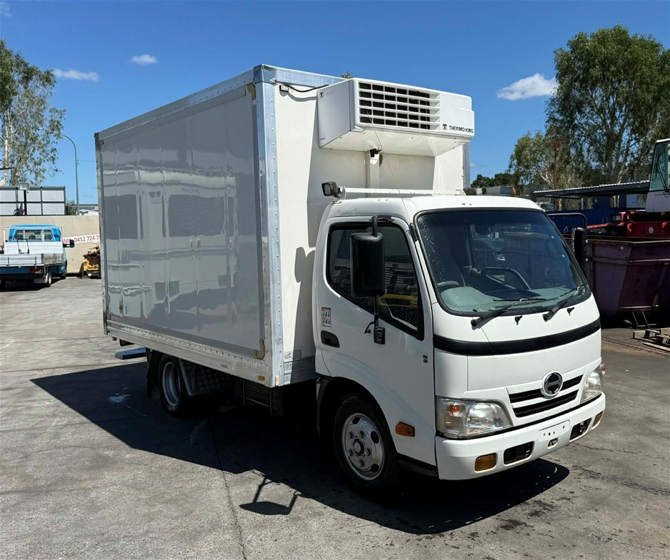 2011 Hino Truck 300CCAB