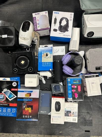 END OF LEASE SALE: Large quantity of smart watches