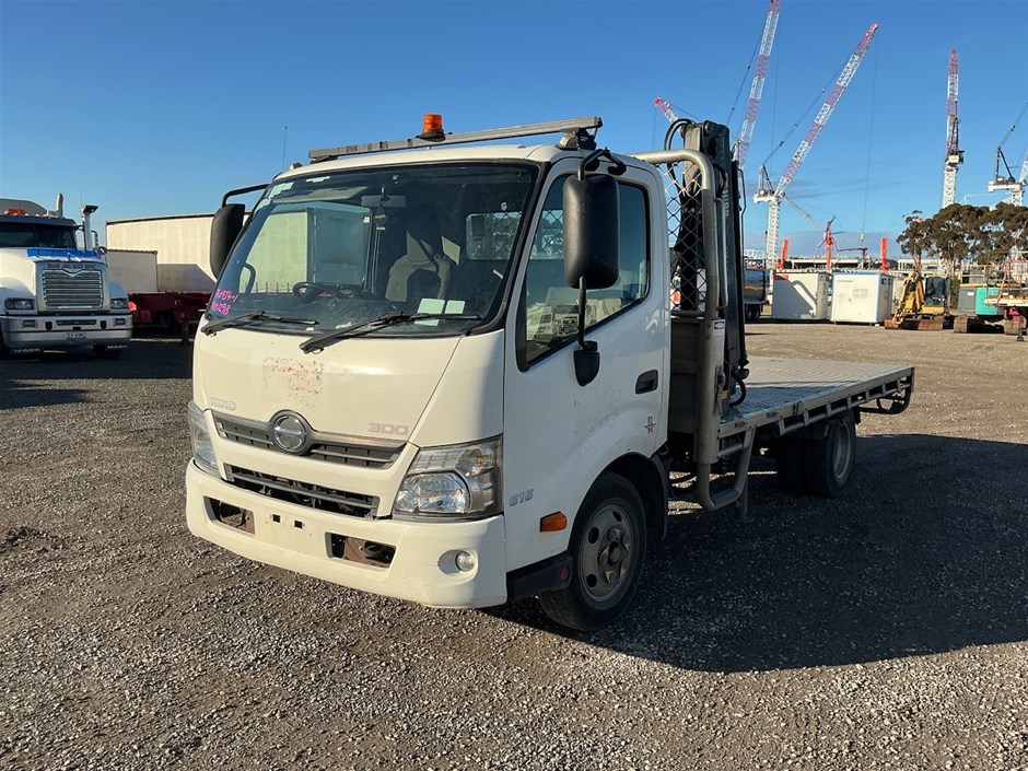 <p>2015 Hino 300 4 x 2 Tray Body Truck</p>