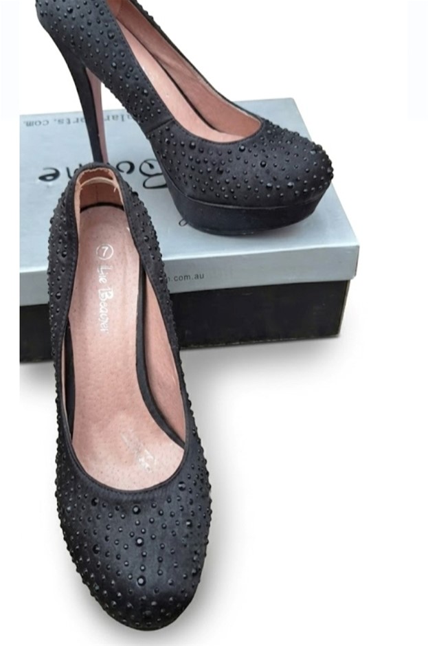 65 pairs of assorted women shoes of different sizes