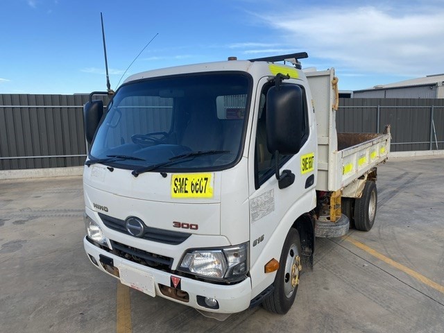 <p>2017 Hino 300 series 4 x 2 Tipper Truck</p>