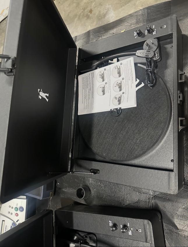 END OF LEASE SALE: Bluetooth record player