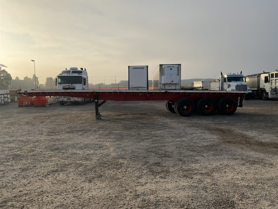 1986 Freighter Flat Deck Trailer.