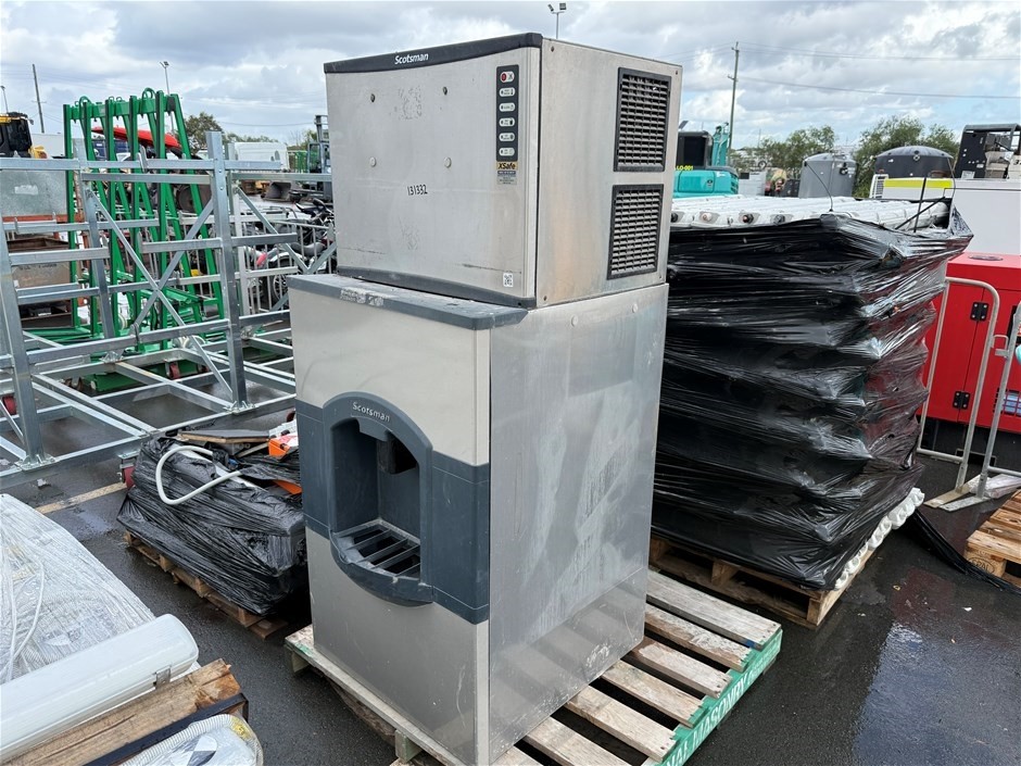 <p><strong>Ice Maker</strong></p>