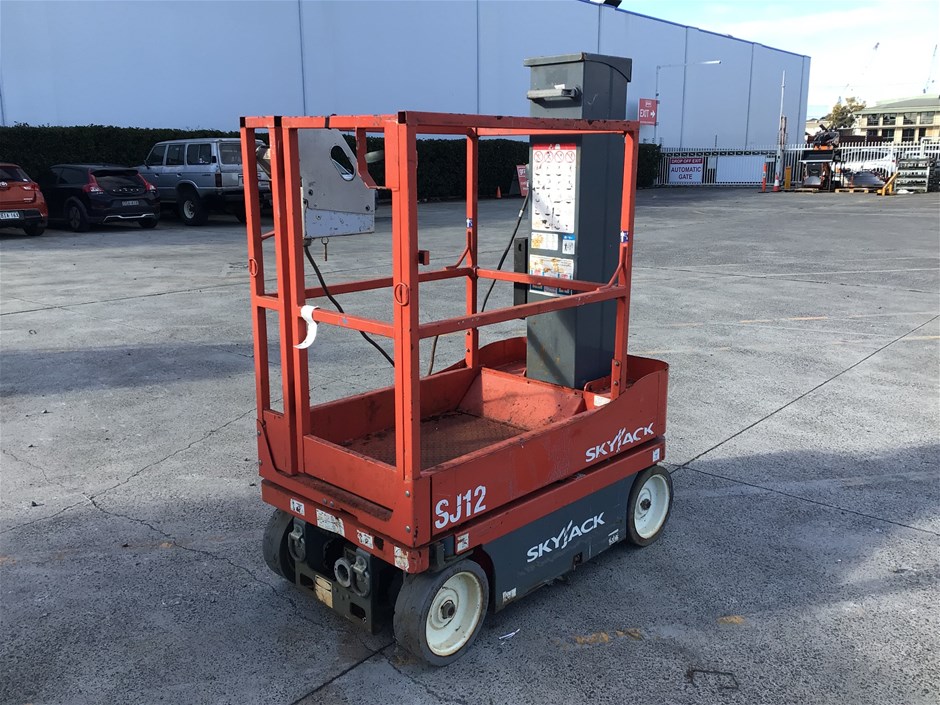 <p>2017 Skyjack SJ12 Vertical Man Lift</p>