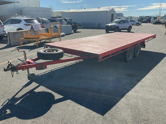<p>2016 U-TOW Triaxle Flat Top Trailer</p>
