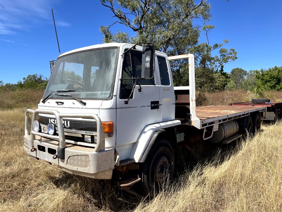 <p>1995 Isuzu FM1400 6x4 Tray Truck</p>