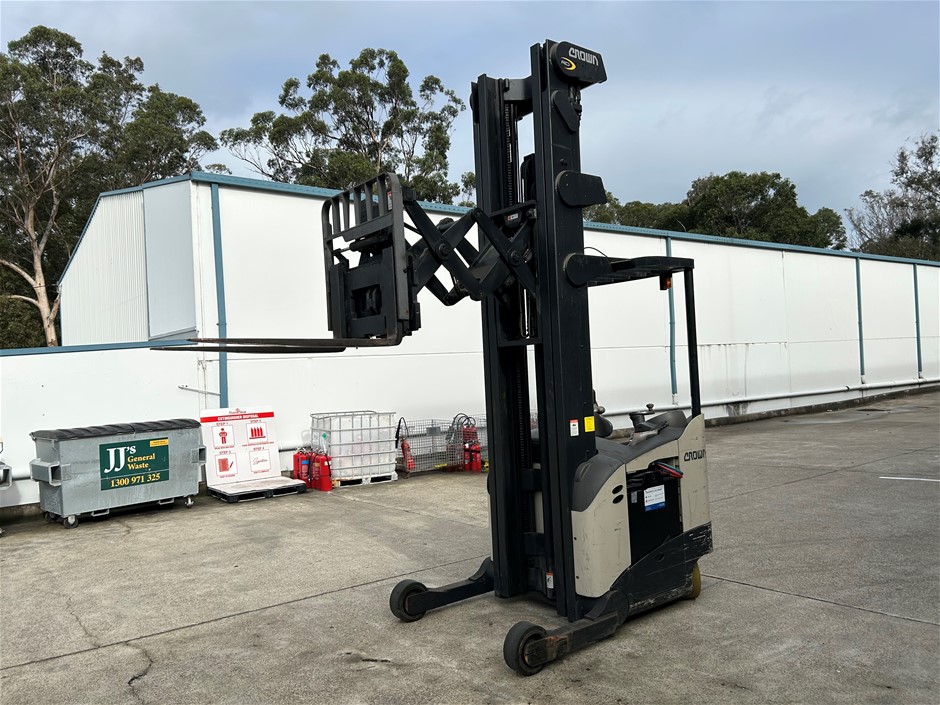 2014 Crown RD5795S-30 Ride on Reach Truck