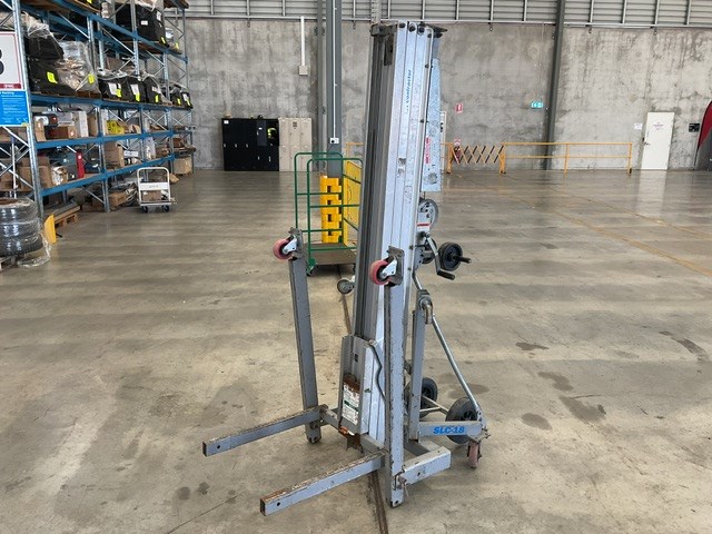 <p>Material Hoist Genie SLC18</p>
