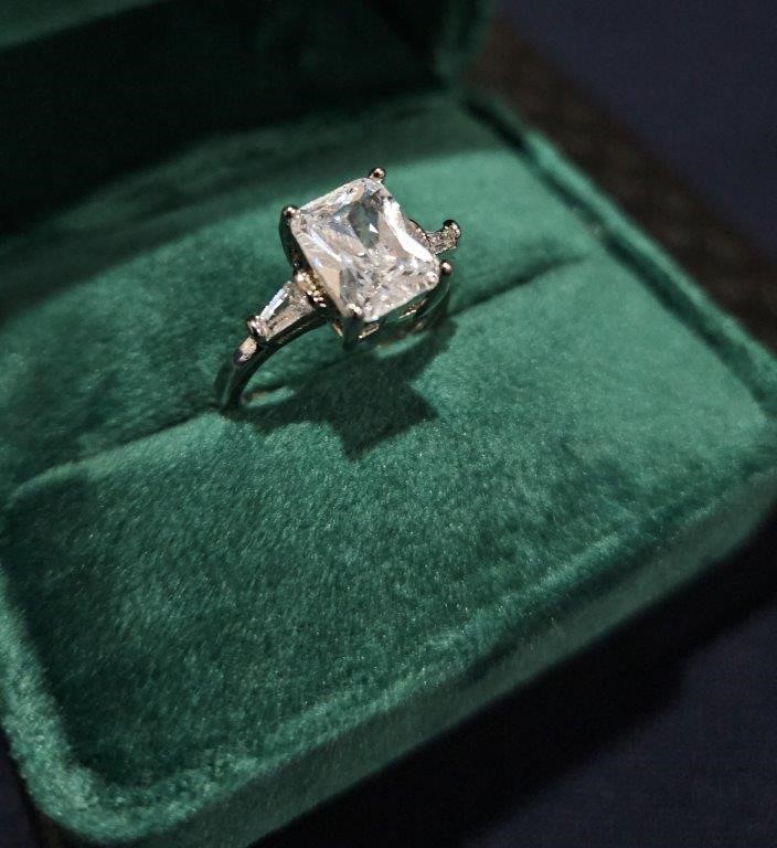2.5ct 925 Sterling Silver Emerald Brilliant Cut Simulated Diamonds Ring