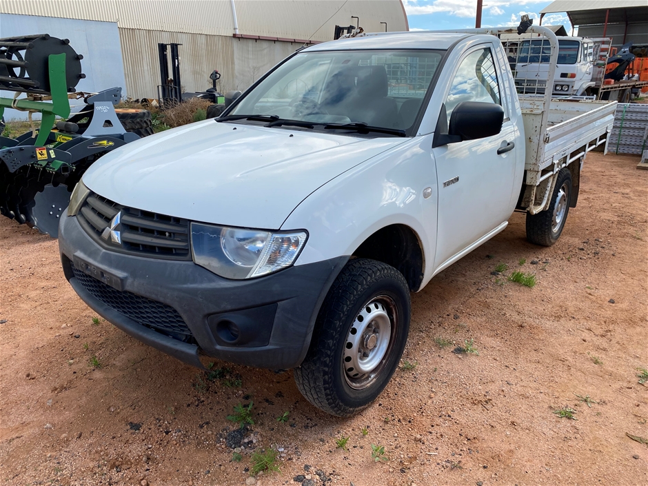 Mitsubishi Triton 4x2 GL MN Manual Cab Chassis