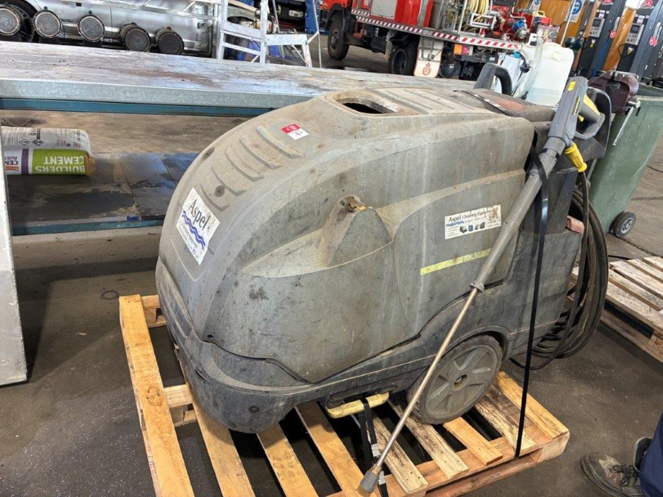 <p>Karcher HDS 7/12-4M Mobile Hot Water Pressure Cleaner</p>
