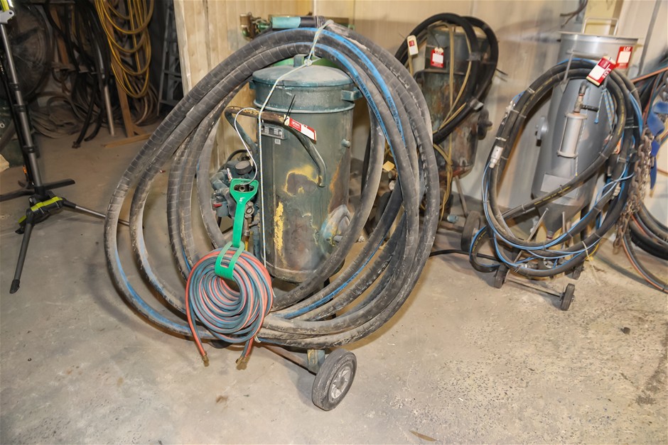 <B>FLIROK STRAALTECHNIEX ZU263/14-DK Mobile Grit Blasting Unit</B>