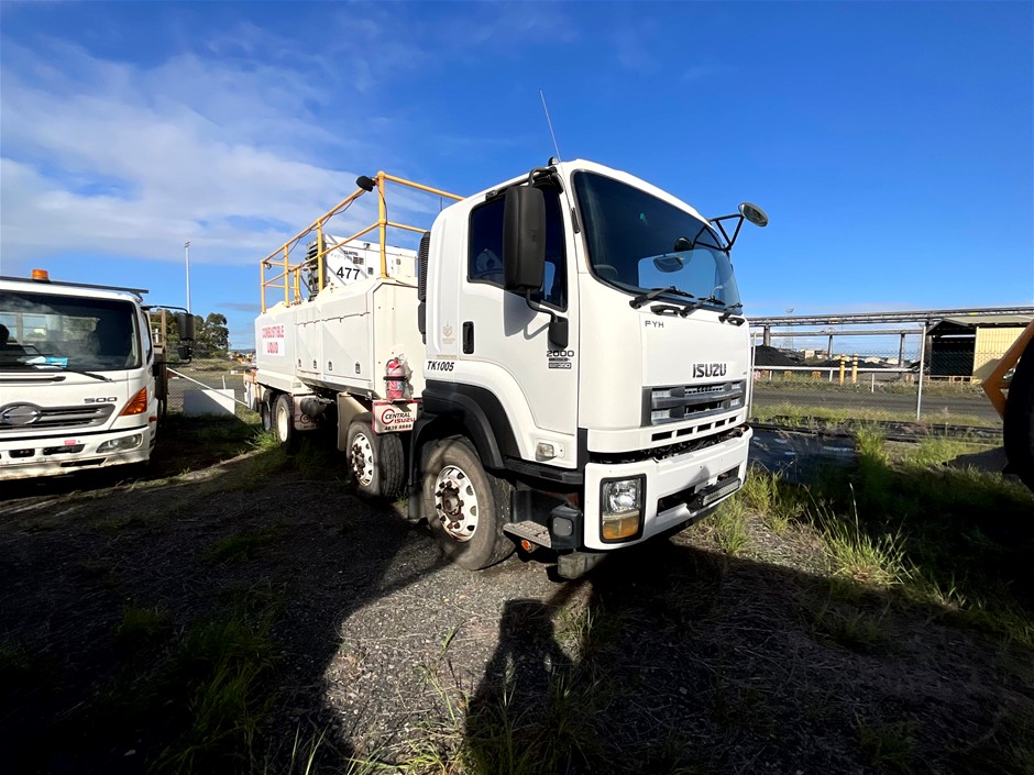  2016 Isuzu 8 x 4 Service Truck