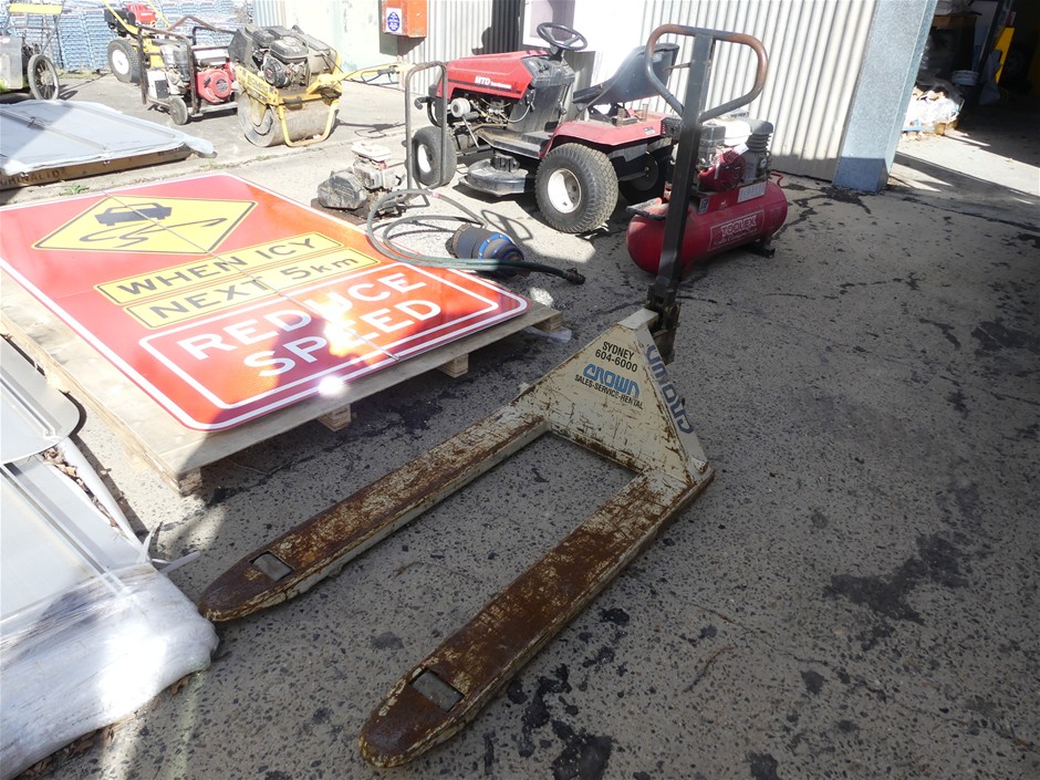 <B>Crown Pallet Truck</B>